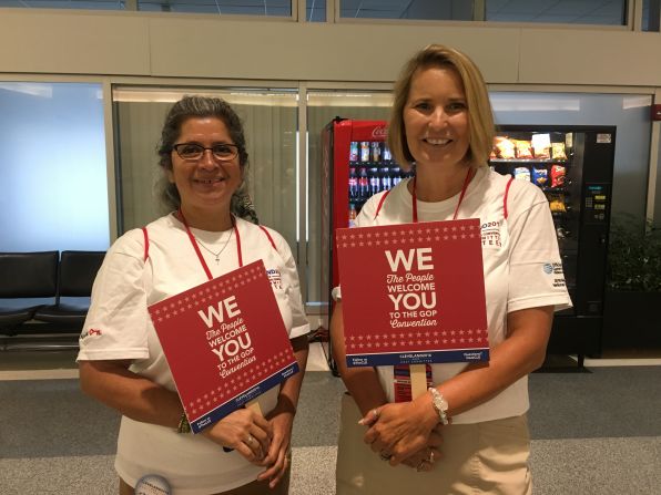 Voluntarios nos dan la bienvenida en el Aeropuerto Internacional de Hopkins, Cleveland, en la previa de la Convención Nacional Republicana.