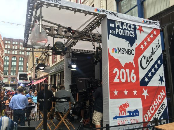 Periodistas y trabajadores de los medios de comunicación se preparan para una cobertura de cuatro días durante la Convención Nacional Republicana en Cleveland, Ohio.