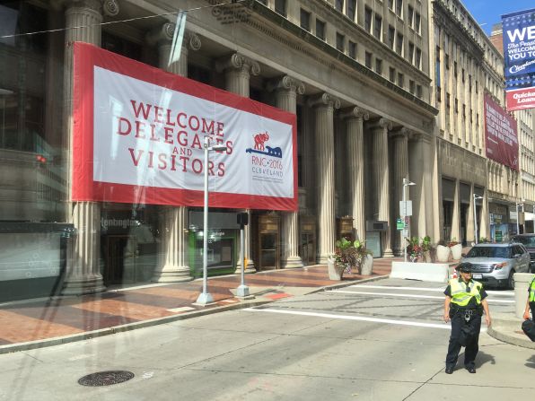 Letreros de bienvenida reciben a los visitantes a su llegada a la ciudad de Cleveland en la antesala de la Convención Nacional Republicana.