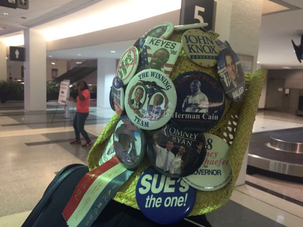 Una orgullosa simpatizante de Donald Trump luce un llamativo sombrero en el Aeropuerto Internacional de Hopkins, Cleveland.