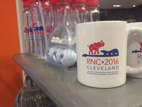 Se encuentra a la venta todo tipo de objetos alusivos a la Convención Nacional Republicana, mientras los trabajadores se preparan para la llegada de visitantes y delegados en Cleveland, Ohio.