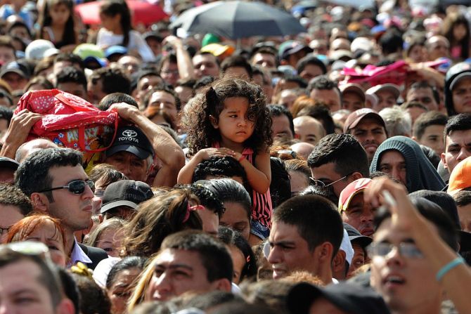 Familias enteras, niños y ancianos pudieron pasar desde Venezuela a Colombia (GEORGE CASTELLANOS/AFP/Getty Images).