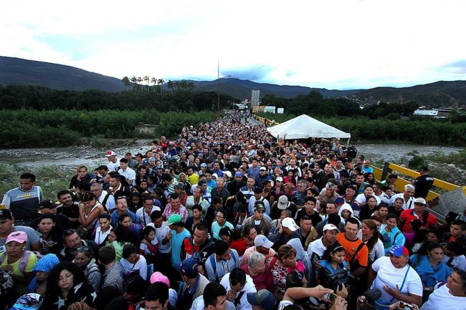 Por segundo domingo consecutivo, miles de venezolanos cruzaron a Colombia para comprar productos básicos (GEORGE CASTELLANO/AFP/Getty Images).