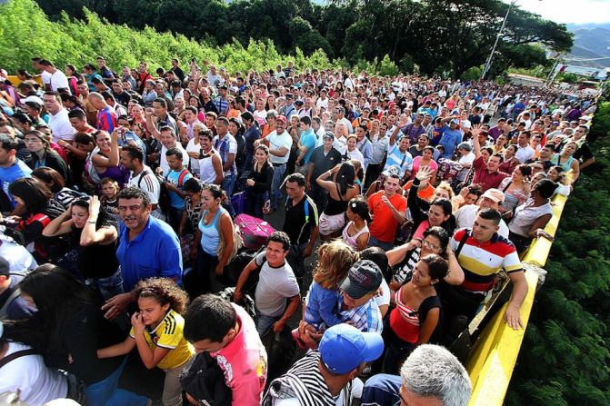 Los venezolanos cruzaron la frontera para comprar alimentos, medicamentos y en algunos casos para visitar a sus familiares.