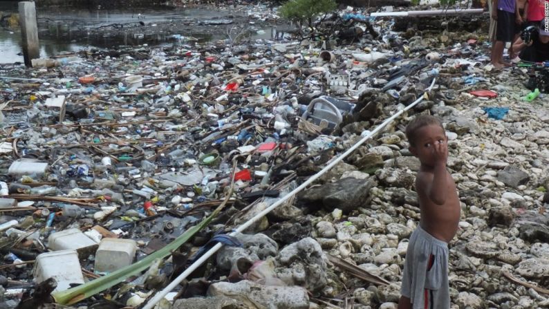 Daño presente — Tuvalu, la isla del sur del Pacífico, debería ser un modelo de sostenibilidad. Pero la polución del plástico está teniendo un efecto devastador en el que alguna vez fue un ambiente prístino y podría ser el causante de la mala salud de los habitantes de esa isla.