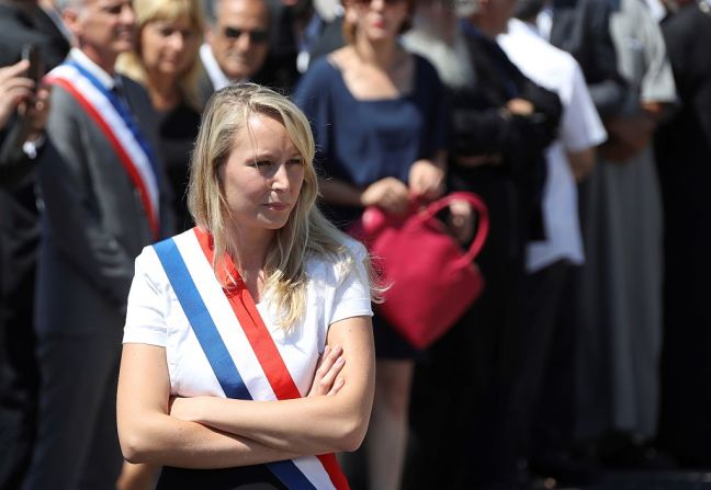 Marion Le Pen, líder del Frente Nacional, partido de ultra derecha de Francia, asistió al minuto de silencio en el Niza en tributo a las víctimas del ataque terrorista del pasado 14 de julio.