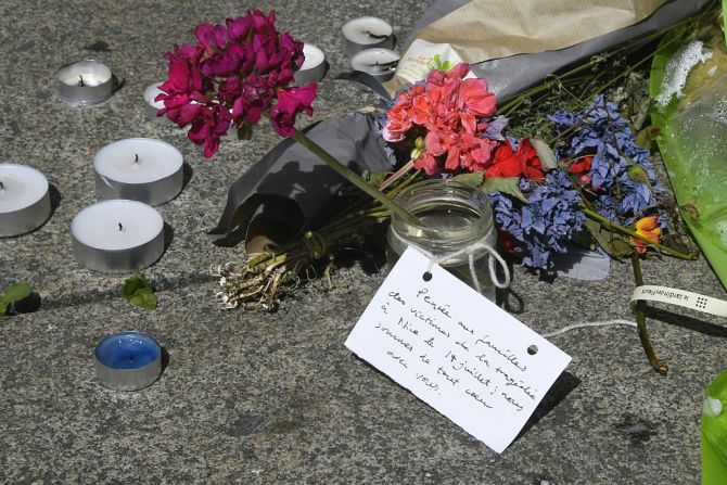 “Nuestros pensamientos están con las familias de las víctimas de la tragedia de Niza. De corazón los acompañamos”, dice un letrero en la ciudad de Rennes, donde también rindieron un homenaje a las víctimas de Niza del 14 de julio.