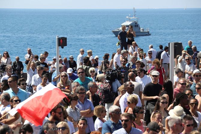 El gobierno de Francia decretó tres días de duelo nacional tras la tragedia en la que además resultaron heridas 300 personas.