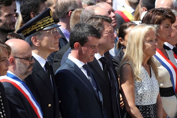 La ministra de Asuntos Sociales, Marisol Touraine; el alcalde de Niza, Philippe Pradal; el prefecto del departamento de Alpes-Maritimes, Adolphe Colrat; el primer ministro de Francia, Manuel Valls; el presidente de la región de la Côte d’Azur de Francia, Christian Estrosi, y el embajador de Estados Unidos en Francia, Jane Hartley, se unieron a un tributo a las víctimas en el Paseo de los Ingleses que murieron a manos de un terrorista el Día de la Bastilla en Niza.