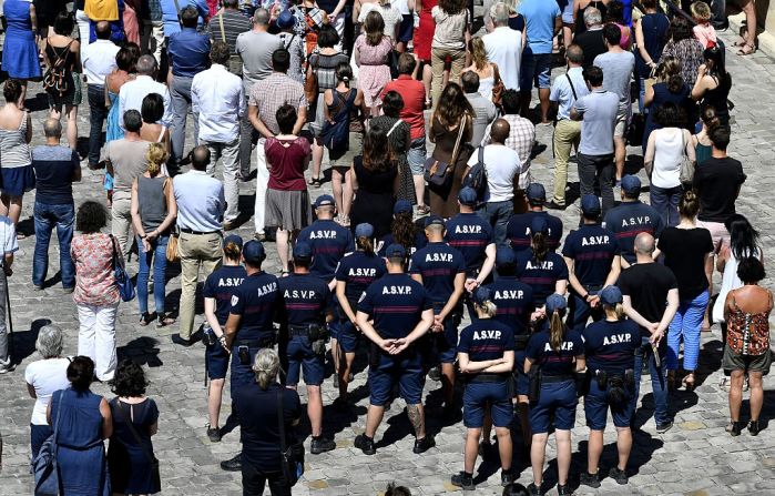 Agentes de vigilancia en la ciudad de Bordeaux vigilan el tributo que rindieron cientos de personas a las víctimas de Niza. Un hombre tunecino de 31 años mató a decenas de personas en Niza cuando las embistió con un camión.