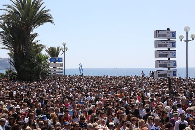 42.000 personas se reunieron a rendir un homenaje a las víctimas de los atentados en Niza, Francia, cuatro días después de la muerte de 84 personas a manos de un terrorista que según ISIS actuó en su nombre.