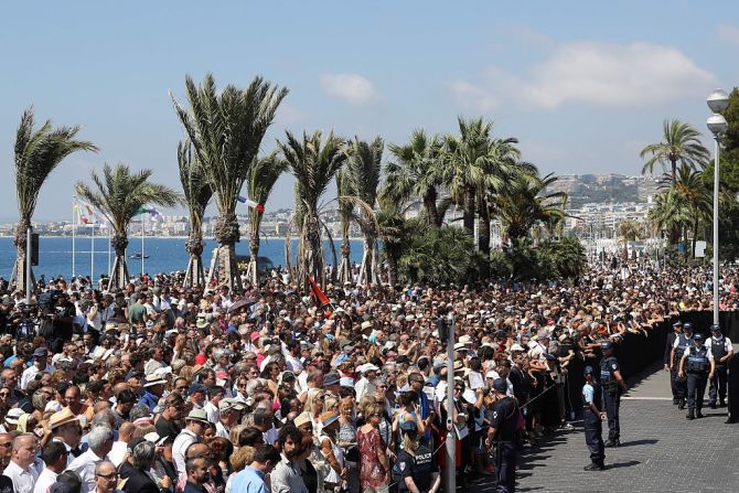 Según la fiscalía general de París, Mohamed Lahouaiej Bouhlel, el responsable del ataque, envió un mensaje de texto a un destinatario de quien se desconoce su identidad, solicitándole que le enviara más armas de fuego para el ataque.