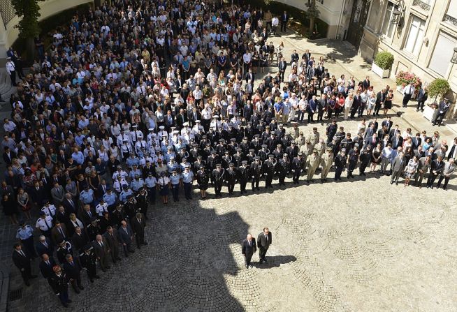 El presidente Francois Hollande (derecha) y el ministro del Interior Bernard Cazeneuve se unieron al homenaje a las víctimas en el edificio del Ministerio del Interior en París.