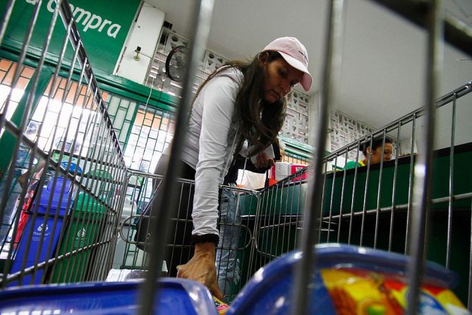 Los venezolanos llegaron a los supermercados de Cúcuta, capital del departamento de Norte de Santander, para buscar productos de primera necesidad.