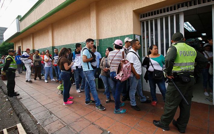 Los venezolanos hicieron fila en los supermercados colombianos para adquirir lo que no pueden conseguir en su país.