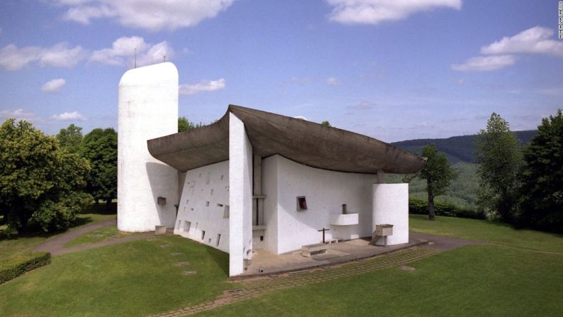 Obra arquitectónica de Le Corbusier, contribución excepcional al Movimiento Moderno— Alemania, Argentina, Bélgica, Francia, India, Japón, Suiza. El trabajo de arquitectura de Le Corbusier es una “destacada contribución al movimiento moderno”. Este es un trabajo que cubre 17 puntos en siete países. Construido durante medio siglo, el trabajo de Le Corbusier incluye la Capilla de Notre Dame du Haut en Francia (en la foto) y la casa del Doctor Curutchet en La Plata, Argentina.