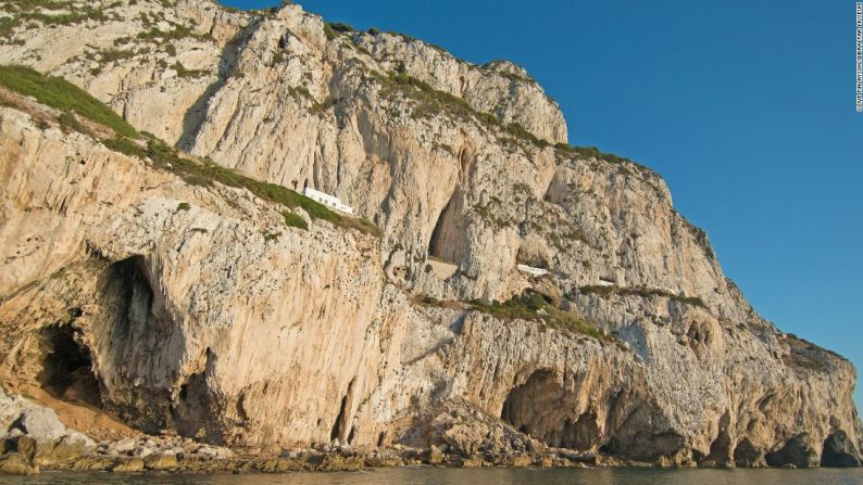 Conjunto de las cuevas de Gorham, Reino Unido — Las tradiciones culturales de los neandertales durante decenas de miles de años se evidencian en este sitio en Gibraltar. Los depósitos arqueológicos y paleontológicos muestran una tradición de caza de pájaros y animales marinos para su consumo y el uso de plumas para la ornamentación.