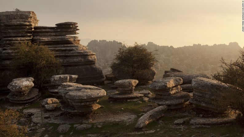 Dólmenes de Antequera, España — Construido durante la era neolítica y de bronce en la región de Andalucía, de grandes bloques de piedra, los dólmenes Menga y Viera y el Tholos de El Romeral son importantes ejemplos de la prehistoria europea. Estos Dólmenes están protegidos por dos monumentos naturales: las formaciones montañosas de la Peña de los Enamorados y el Trocal.