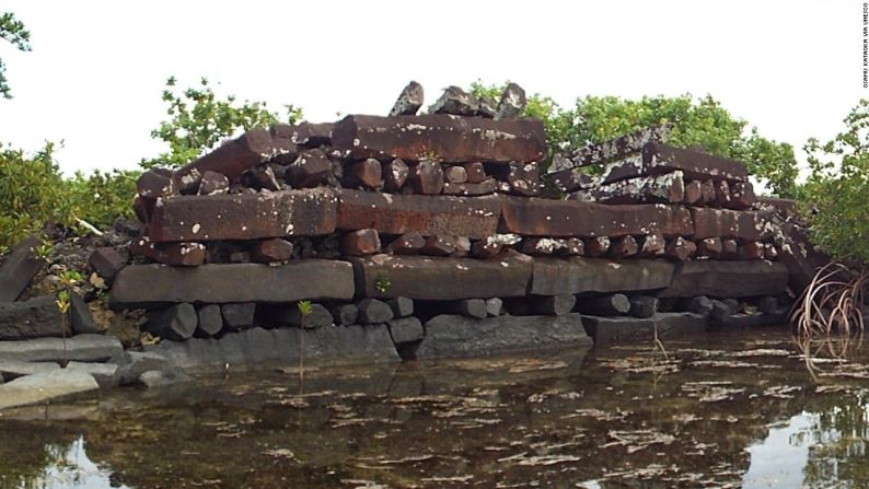 Nan Madol: centro ceremonial de la Micronesia Oriental, Micronesia — Construido con basalto y canto rodado de coral, el Nan Madol es una serie de 99 islotes artificiales a las afueras de las costas de Pohnpei. El islote protege los palacios de piedra, templos, tumbas y residencias construidas entre los años 1.200 y 1.500 de nuestra era, y además representan el centro ceremonial de la dinastía Saudeleur.