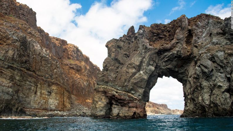 Archipiélago de Revillagigedo, México — Este archipiélago, que forma parte de una cordillera sumergida en México, está formado por las cuatro islas de Socorro (en la foto), San Benedicto, Roca Partida and Clarión y sus aguas de los alrededores. Las cuatro islas están habitadas por aves marinas, otras especies de vida salvaje, así como ballenas, delfines y tiburones que viven en las aguas aledañas.