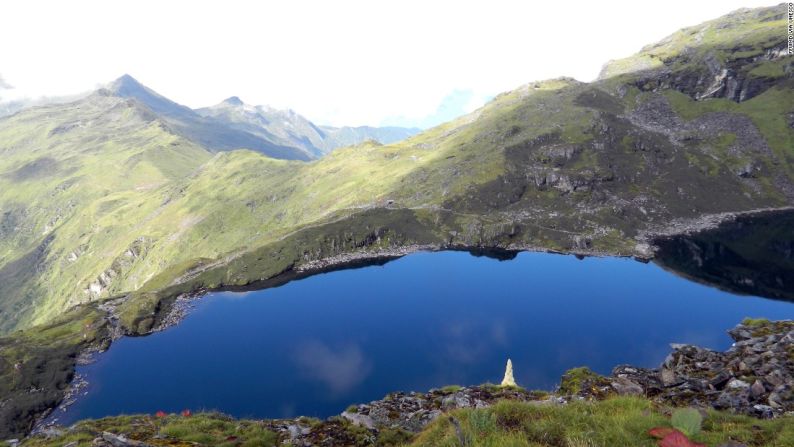 Parque Nacional de Khangchendzonga, India — En el corazón del Himalaya en el estado indio de Sikkim, el este parque nacional es hogar del Monte Khangchendzonga, el tercer pico más alto del mundo, así como de valles, glaciales, planicies y lagos. Los indígenas de Sikkim tienen rituales conectadas con la montaña.