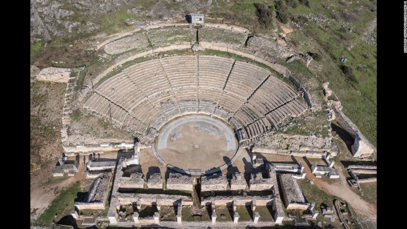 Sitio arqueológico de Filipos, Grecia — La amurallada ciudad de Filipos, cuyos restos están en la actual Macedonia y Tracia, fue fundada en 356 AC por el rey de Macedonia Felipe II y tiene un teatro heleno (que se muestra en la foto), un templo funerario y una sala de debate romana. Luego de la visita del apóstol Pablo entre 49 y 50 DC, el lugar se volvió un centro de cristianos.