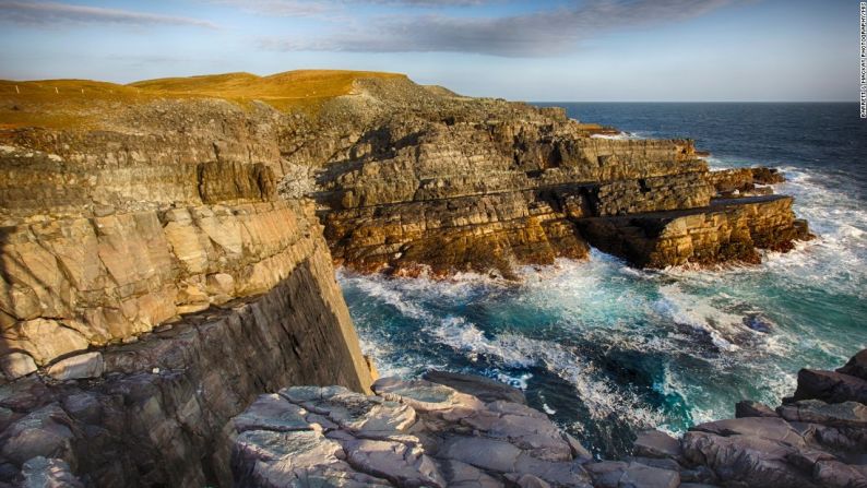 Mistaken Point, Canadá — Ubicado en el extremo sureste de la isla de Terranova, una estrecha franja de acantilados costeros que datan de más de 500 millones de años, este punto contiene la colección más grande y antigua conocida de fósiles en el mundo. Los fósiles marcan la aparición de organismos biológicos complejos. La UNESCO agrega sitios a la lista de Patrimonio Mundial de la humanidad desde 1978.