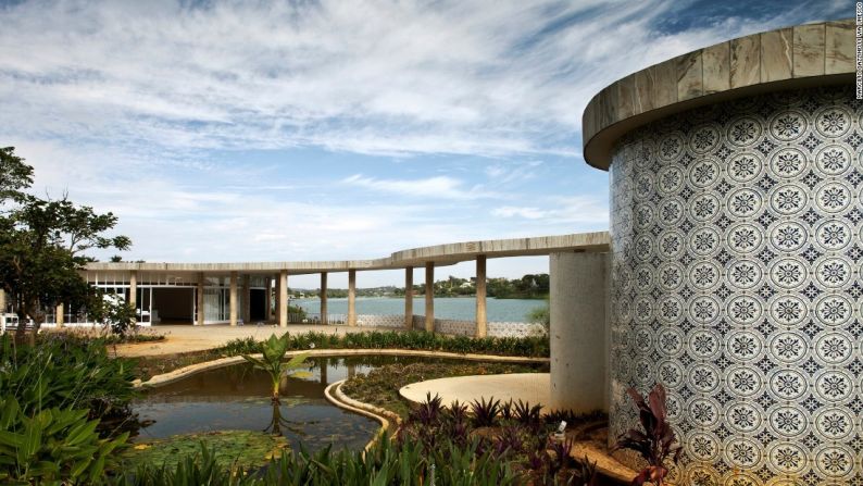 Conjunto arquitectónico moderno de Pampulha, Brasil — Diseñado por el arquitecto Oscar Niemeyer en colaboración con otros artistas, esta construcción era el corazón del proyecto de un jardín en la ciudad en 1940 creado en Belo Horizonte, en la capital del estado de Minas Gerais. El centro, que combina arquitectura, paisajismo y escultura, incluye un casino, un club de golf, un club náutico y una iglesia.