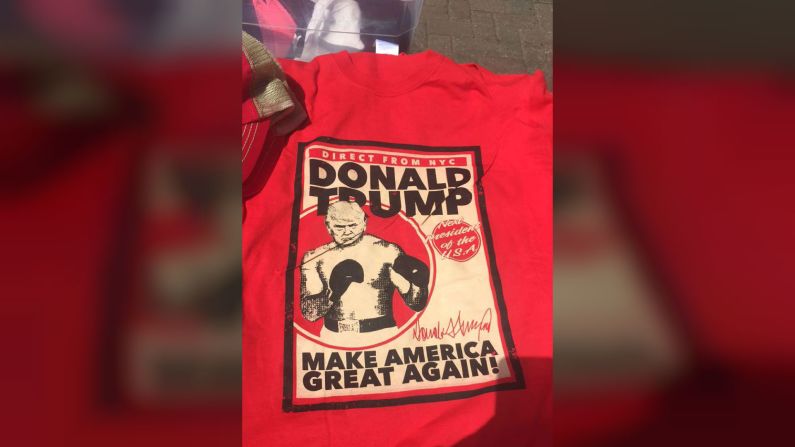 Estas son algunas de las camisetas alusivas a Donald Trump que se venden en los alrededores de la Convención Nacional Republicana en Cleveland. El precio: 20 dólares. Crédito: Marysabel Huston-Crespo/CNN