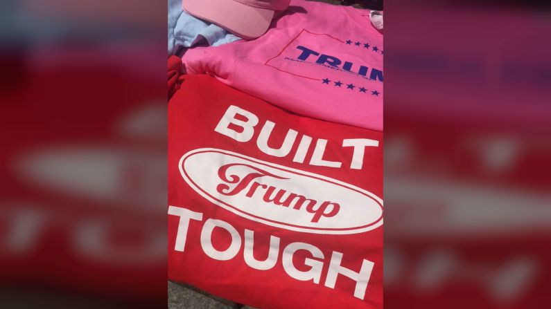 Estas son algunas de las camisetas alusivas a Donald Trump que se venden en los alrededores de la Convención Nacional Republicana en Cleveland. El precio: 20 dólares. Crédito: Marysabel Huston-Crespo/CNN