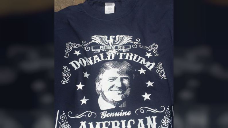 Estas son algunas de las camisetas alusivas a Donald Trump que se venden en los alrededores de la Convención Nacional Republicana en Cleveland. El precio: 20 dólares. Crédito: Marysabel Huston-Crespo/CNN