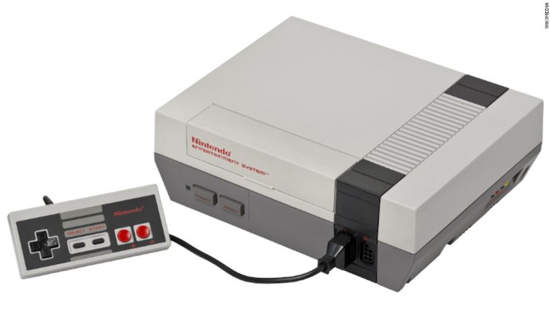 NES — La consola Nintendo Entertainment System fue lanzada en 1983 y se convirtió en un éxito instantáneo con juegos como Super Mario Bros y Zelda.