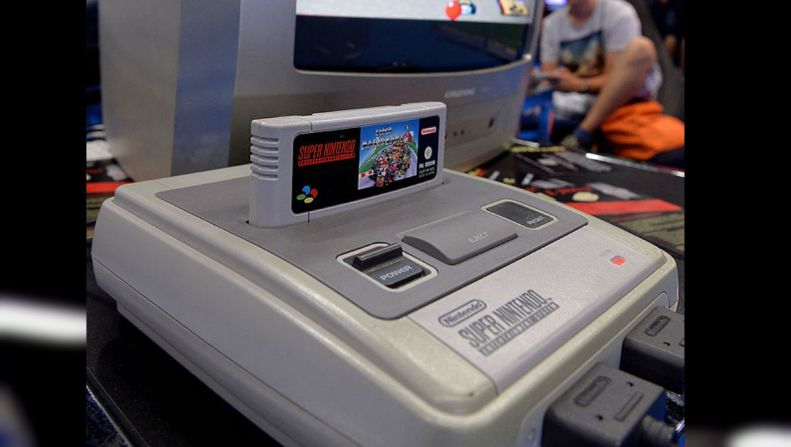 Super Nintendo — Lanzada en 1990, esta consola incorporó una amplia gama de colores y el ‘Modo 7’ que daba la sensación de profundidad en una superficie 2D.