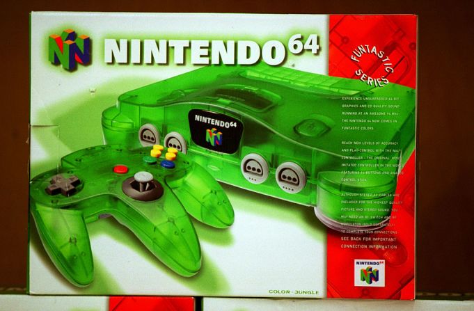 Nintendo 64 — En 1996 Nintendo presentó esta consola que fue la primera en tener gráficos 3D e incorporar una palanca análoga en el control.