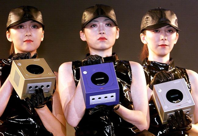 GAMECUBE — El GameCube fue lanzado en septiembre de 2001 en Japón y en noviembre en Estados Unidos. En ambos mercados se vendieron 2,7 millones de unidades antes de terminar ese año.