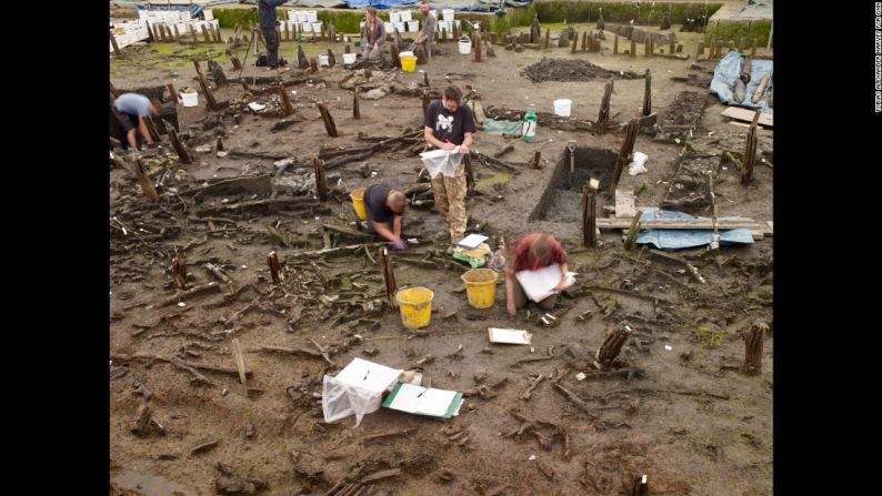 En los últimos 10 meses la excavación ha descubierto cerámicas, textiles, piezas de metal y maderas antiguas, como las que se muestran expuestas entre los arqueólogos que trabajan en el área central del ‘Must Farm’.