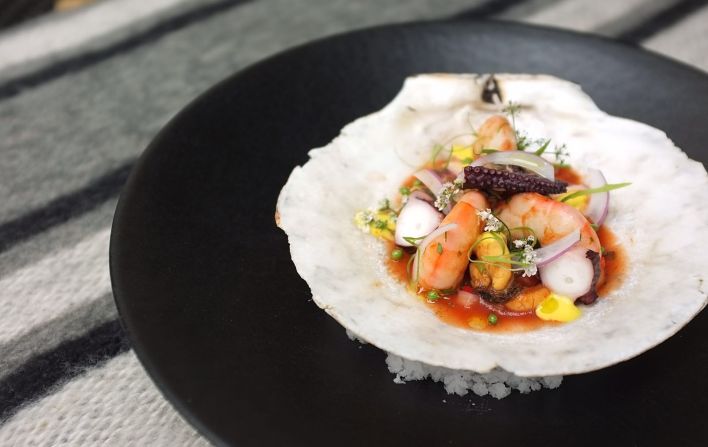 Ceviche de mariscos — Lleva camarones, pulpo, tomate y chips de yuca.