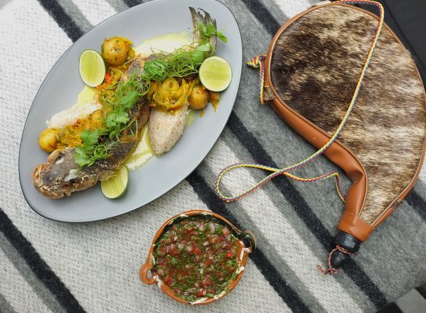 Pargo rojo frito — Este pescado va acompañado con arroz con coco y crema de coco, papas criollas con pimentón y cebolla larga y cilantro.