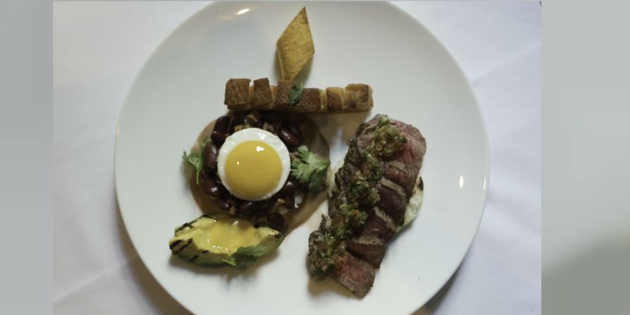 Bandeja paisa — Este plato gourmet que ofrece Cafe Boulud lleva carne, cerdo, frijoles con garra (o patas de cerdo), arepa, aguacate y un huevo.