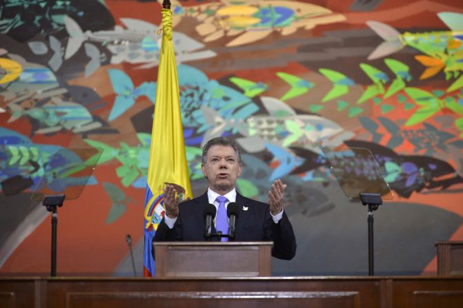 Santos pide al congreso votar por la paz — Durante un discurso para celebrar el día de la independencia de Colombia, el presidente Juan Manuel Santos hizo un llamado al país para que los ciudadanos aprueben los acuerdos de paz que se espera se firmen con las FARC. "La paz es el anhelo y será la realidad de más de 48 millones de colombianos”, dijo Santos durante el acto de inicio de sesiones del Congreso de Colombia.