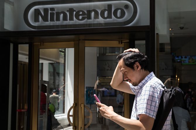 Pokémon GO eleva las acciones de Nintendo — Mientras que las acciones de Nintendo aumentaron su valor en un 120% desde que Pokémon GO salió al mercado a principios de julio, los usuarios de este juego siguen enfrentando amenazas como por ejemplo en Bosnia, donde una ONG ha advertido a los fanáticos que podrían correr peligro de caer en minas antipersonal al explorar los campos abandonados cuando usan esta aplicación.