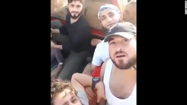 Decapitan “por error” a un niño en Siria — Esta semana un video de un grupo de rebeldes sirios decapitando un niño le dio la vuelta al mundo. Líderes del grupo implicado dijeron que el hecho en el que un niño fue asesinado en el platón de una camioneta se trató de un “error individual”. En el video aparecen hombres decapitando a un niño de unos 10 años que, según ellos, era prisionero de Liwa al-Quds, una milicia de palestinos en Siria que apoya al régimen.