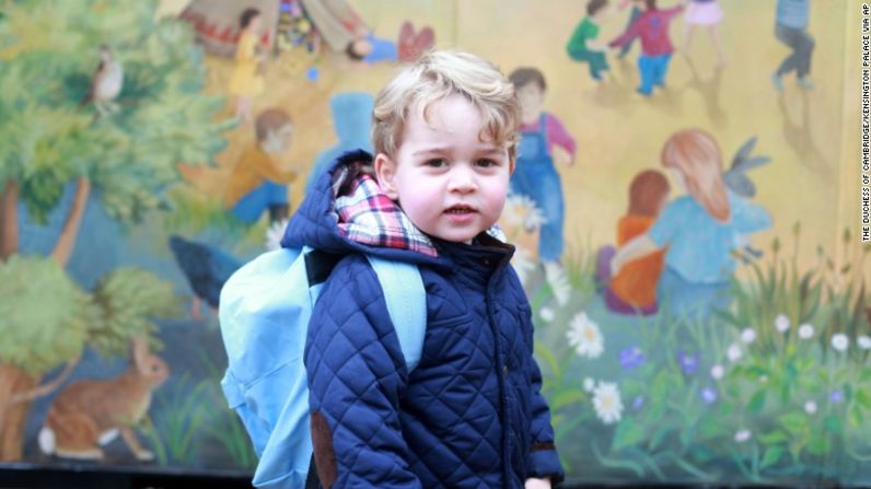 El príncipe Jorge es el hijo mayor de Guillermo y Catalina. En esta foto tomada por su madre aparece en el primer día del jardín de infantes.