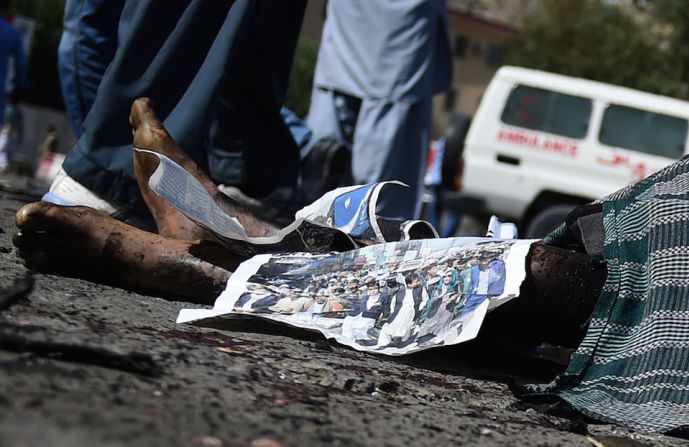 Decenas de muertos dejó el ataque terrorista contra una manifestación en favor de la minoría hazara en Kabul, la capital de Afganistán.