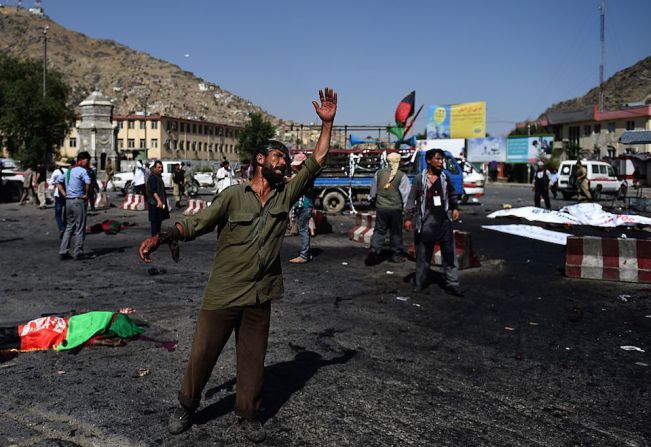 Un hombre clama por ayuda poco después del ataque suicida contra una manifestación pacífica en Kabul.