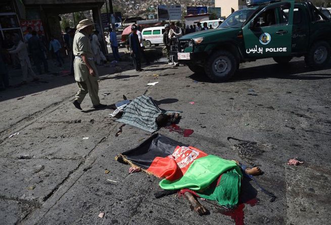 Dos de las decenas de muertos por el atentado de ISIS en Kabul. Una manifestación pacífica fue el objetivo.