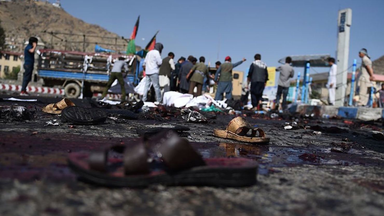 Varias sandalias quedaron así: ensangrentadas, sin dueño, en el lugar del ataque de terroristas de ISIS en Kabul.