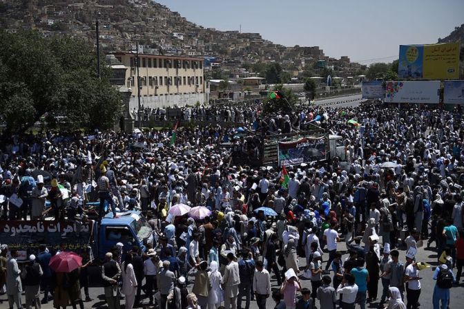 Momentos antes del atentado. La protesta antigubernamental en favor de la minoría hazara que terminó en un baño de sangre por el ataque suicida de ISIS en Kabul.