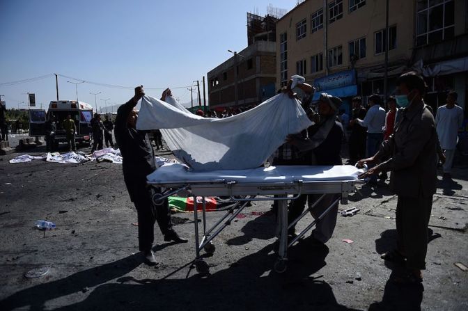 Varios voluntarios recogen los cuerpos de las víctimas de un ataque terrorista en Kabul. Dos yihadistas de ISIS se suicidaron en una manifestación pacífica en la capital afgana.