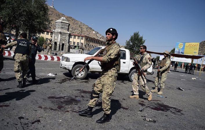 Fuerzas de seguridad aseguran el lugar en el que terroristas de ISIS perpetraron una matanza contra manifestantes pacíficos en Kabul.